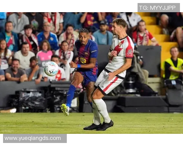 外国球星与中国足球运动员互动交流展现国际友谊与合作精神