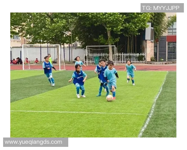 足球场上萌娃们的搞笑瞬间:小球星们的天真表现引爆笑点 足球场上萌娃们的搞笑瞬间:小球星们的天真表现引爆笑点